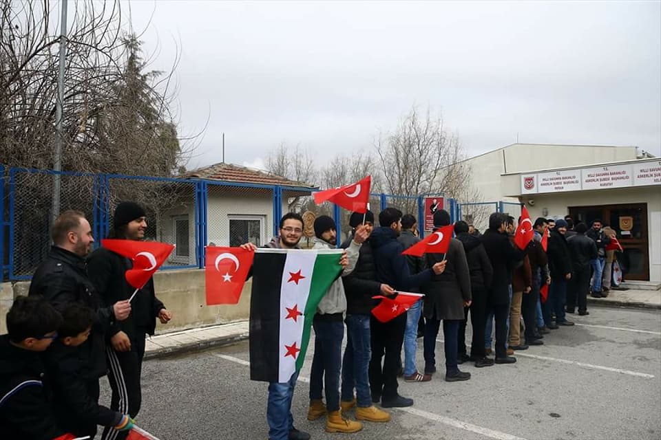 تفاعل تركي كبير مع رغبة شباب سوريين التطوع للقتال إلى جانب الجيش التركي (فيديو + صور)