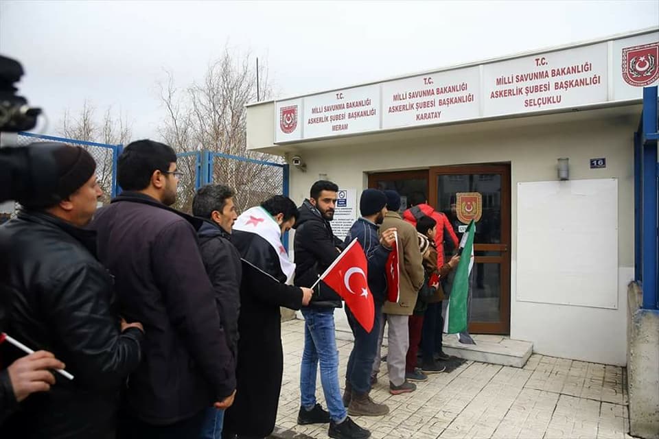 الأناضول: الشباب السوري يستمرون في مراجعة مراكز التجنيد في عشر ولايات تركية للتطوع بـ”غصن الزيتون”
