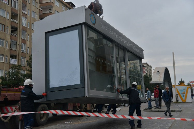 بلدية تركية تواصل تركيب مواقف مكيفة ومغلقة للحافلات (صور)