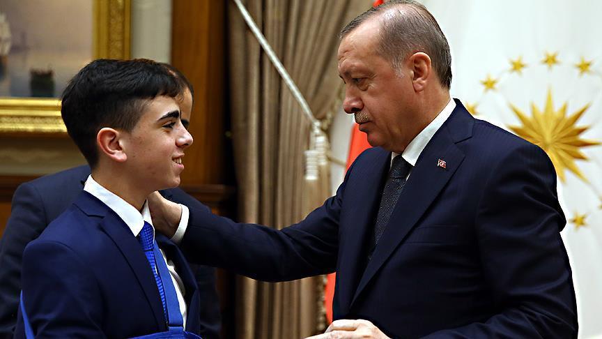 الرئيس أردوغان يستضيف الطفل الجنيدي بالمجمع الرئاسي بأنقرة