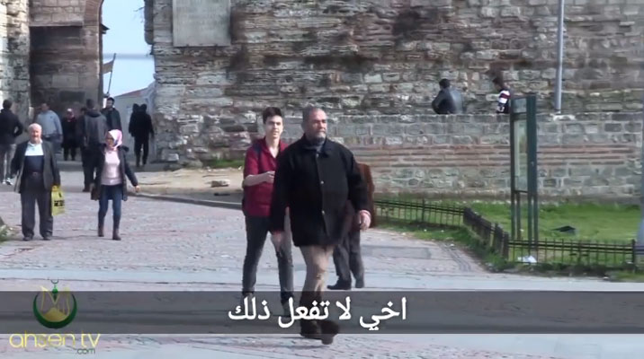 رجل سوري يثير إعجاب الأتراك بأمانته العفوية … وما زاد إعجابهم به عدم طلبه للشكر أو مكافأة (شاهد الفيديو)
