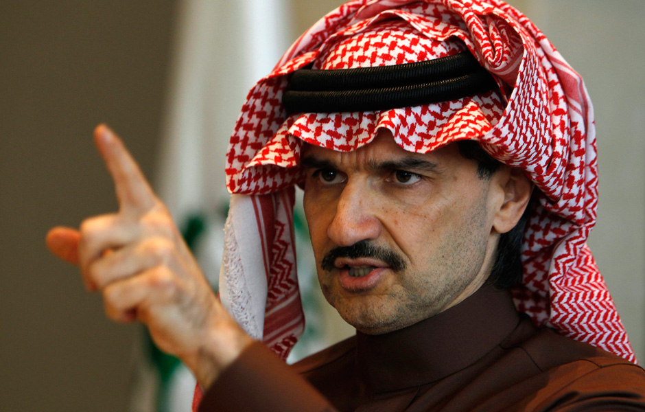 الوليد بن طلال يصفع ضابط مخابرات سعودي خلال التحقيق معه لهذا السبب !!