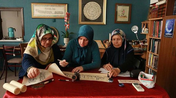 “شفيقة أولكر”.. امرأة تركية تجيد الخط العربي وتعلّمه
