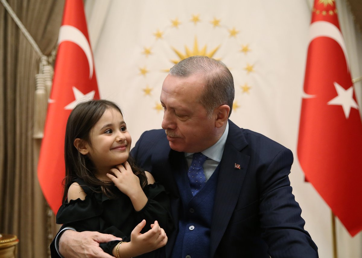 بالصور: أردوغان يستقبل الطفلة “إرماق عائشة” في المجمع الرئاسي