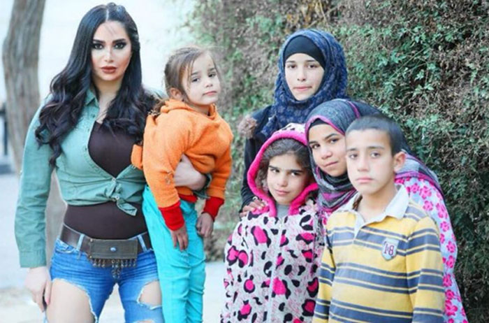 هكذا ردّ السوريون على حملة تضامن الممثلة السورية رنا الأبيض مع الفقراء وهي ترتدي ملابس مثيرة (صور)