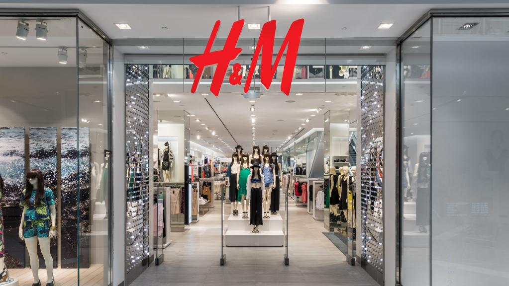 بعد أيام من فضيحة “ألطف قرد في العالم” شركة H&M تدخل في ورطة جديدة .. جوارب مكتوب عليها “الله”! (فيديو)