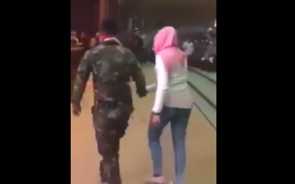 شاهد بالفيديو.. شاب عراقي يطلب يد فتاة للزواج بطريقة غريبة