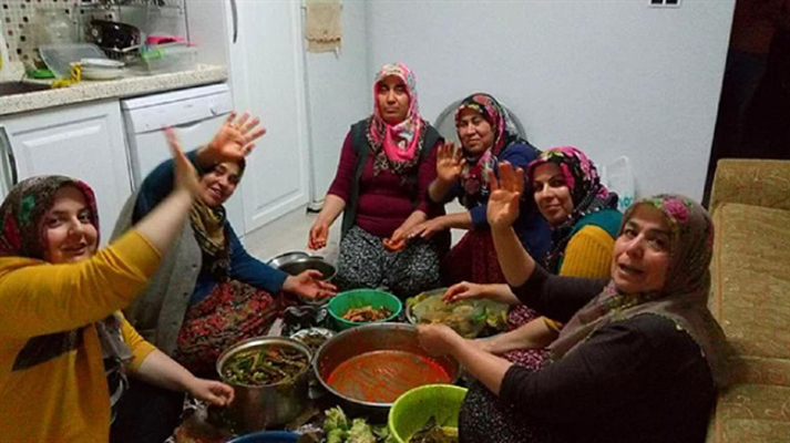 شاهد بالصور: أمهات تركيّات يدعمن عملية “غصن الزيتون” بطريقتهنّ الخاصة