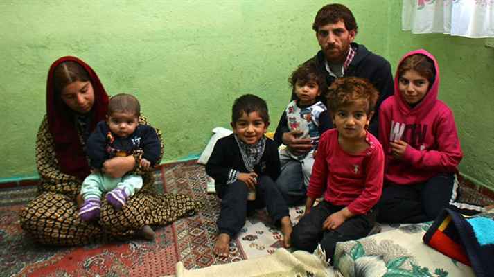 على الرغم من حالته المالية السيئة .. مواطن سوري في تركيا يكفل يتيمتين بالاضافة إلى إعالة أطفاله الخمسة !!
