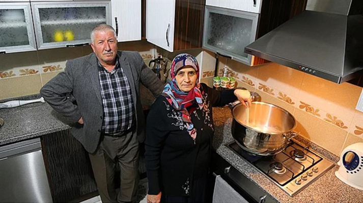 تركي يقوم بتوزيع “الحساء” مجانًا للمارّة