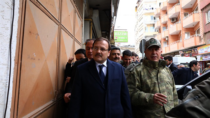 مسؤولون أتراك يتفقدون مبانٍ تعرضت لقصف الإرهابين في “كليس”