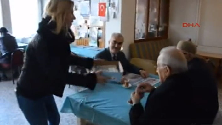 شاهد بالفيديو: سيدة بمدينة تكيرداغ التركية تحتفل بطلاقها من زوجها بطريقة غريبة