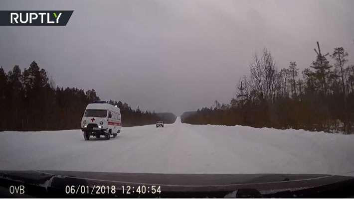 شاهد بالفيديو: سيارة إسعاف تسير على 3 عجلات لانقاذ مريض