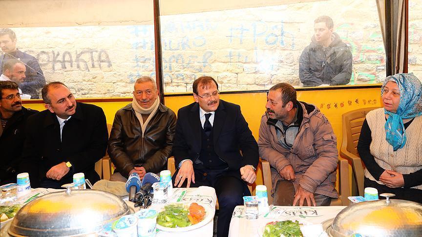 وزيران تركيان يعزّيان عائلة المواطن السوري والتركي واللذين قضيا جراء قصف مسجد في “كليس”