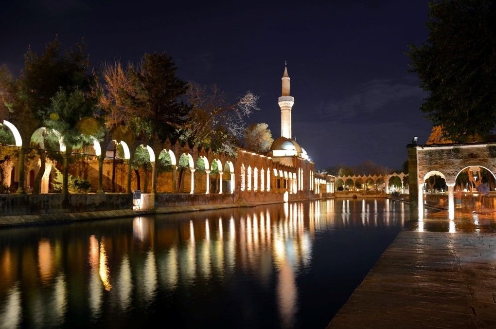 مسجد شانلي أورفا وبحيرة الأسماك