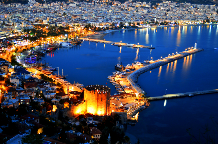 أنطاليا التركية تحطم رقما قياسيا في جذب السياح الأجانب