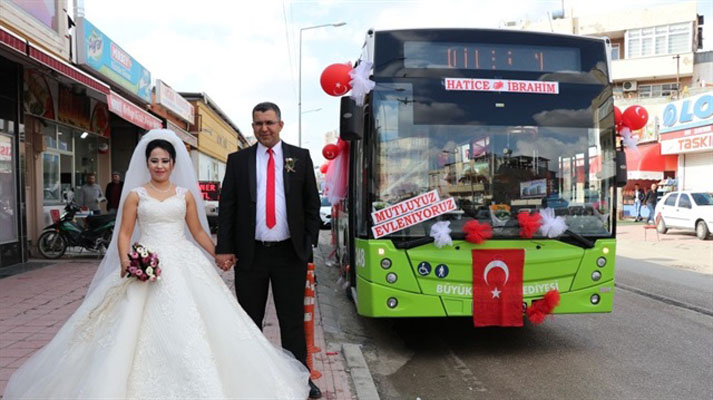 عروسان تركيّان يقيمان حفل زفافهما بطريقتهما الخاصة