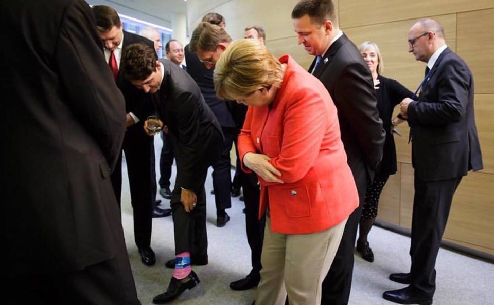 شاهد بالصور: رئيس الوزراء الكندي يلفت أنظار العالم إلى ذوقه الغريب في إرتداء الجوارب!