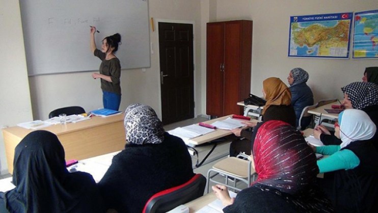 وزارة التعليم التركية تطلق دورات مجانية لتدريس اللغة التركية لأمهات الطلاب السوريين