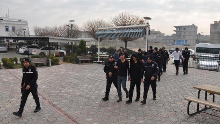 السلطات التركية تلقي القبض على 5 شبان سوريين طعنوا صائغ سوري 8 طعنات وسرقوا منه 20 ألف دولار (فيديو)