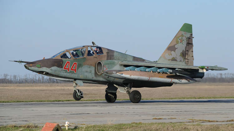 وزارة الدفاع الروسية تؤكد إسقاط إحدى طائراتها من طراز سو-25 في سوريا ومقتل قائدها