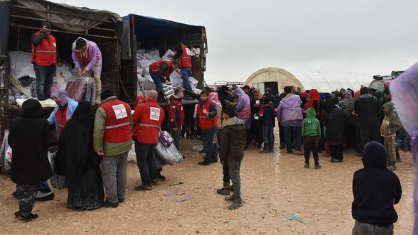 الهلال الأحمر التركي يدعم العائلات في مدينة أعزاز في سوريا