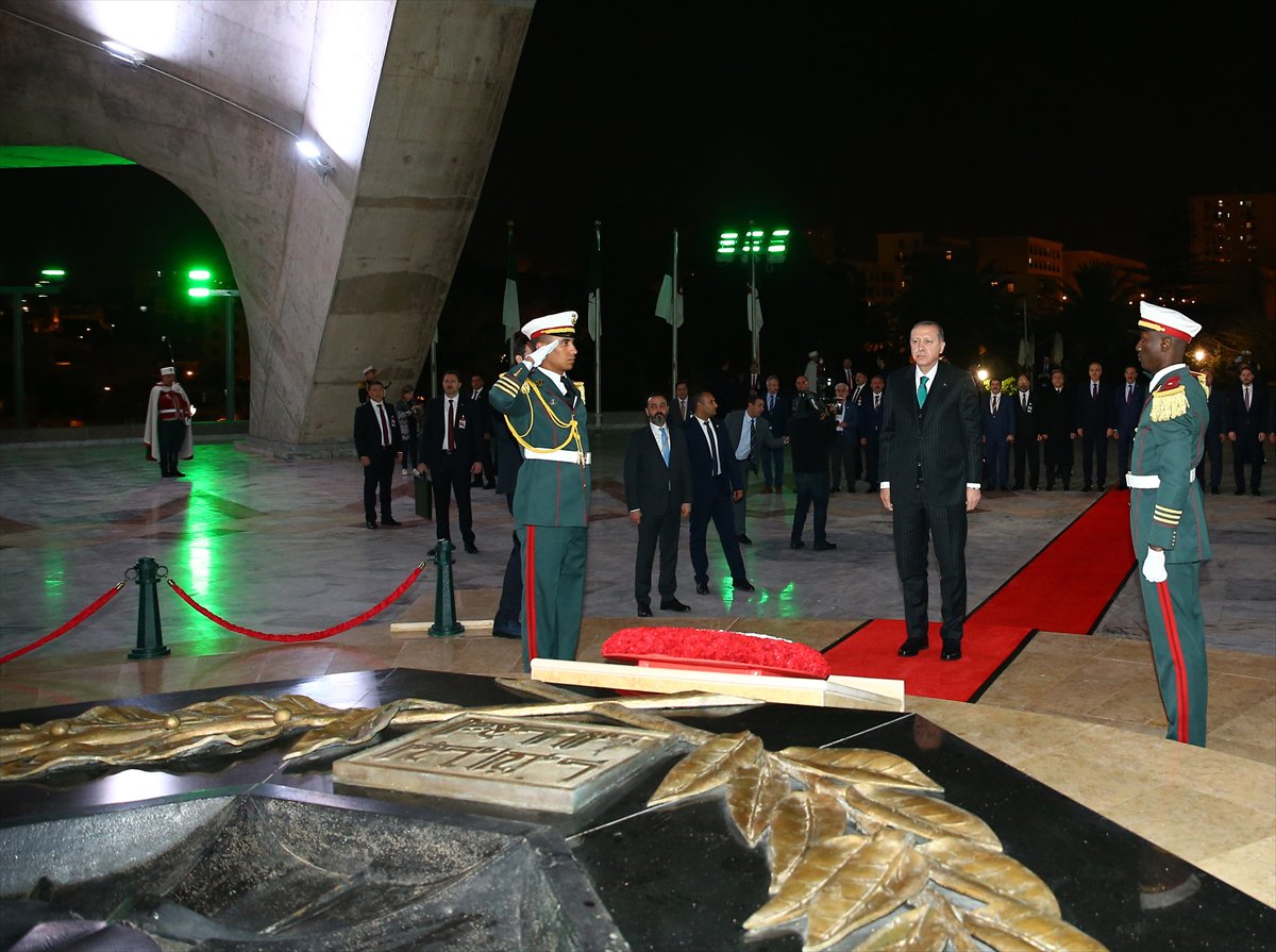 شاهد بالصور.. أردوغان يضع إكليلاً من الزهور على ضريح الشهداء الجزائريين