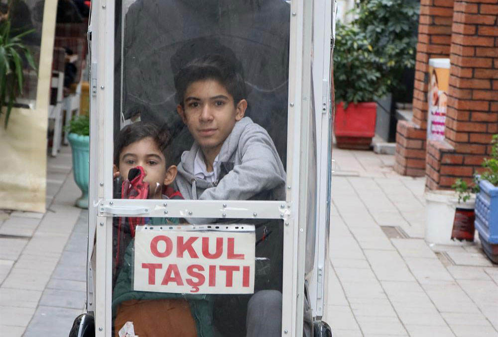 شاهد بالصور لماذا هذا الأب التركي يضع أطفاله داخل عربته الجوالة !!