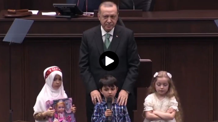 مقطع فيديو لطفل تركي أمام الرئيس أردوغان أدهش أعضاء البرلمان والشارع التركي .. شاهد ماذا قال الطفل