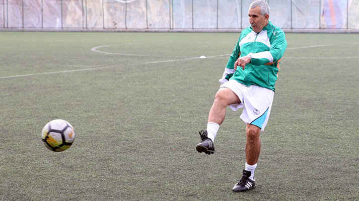 عجوز تركيّ (69 عامًا) يتحدى الشباب وينضم إلى نادي كرة القدم