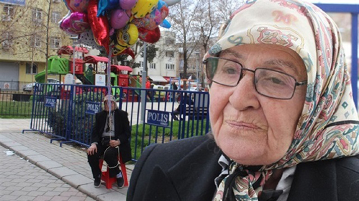 عجوز تركية “73” عامًا تبيع البالونات من أجل تُلبية إحتياجات عائلتها (شاهد الصور)