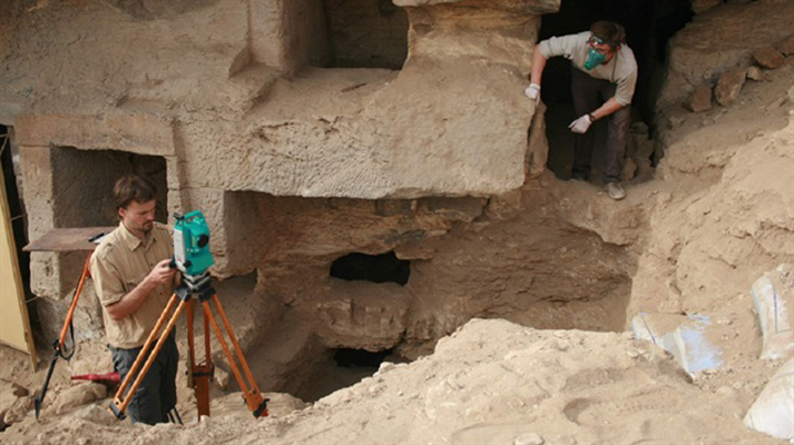 مصر تعلن اكتشاف مقبرة تعود لـ 4400 عام بهضبة الأهرامات