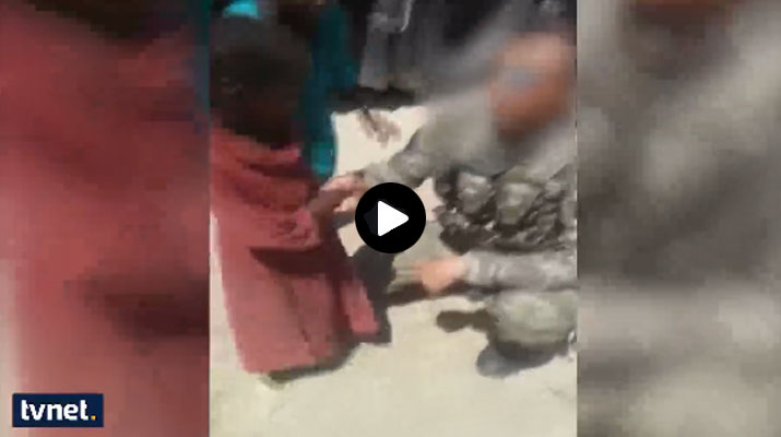 فيديو لاقى رواجاً كبيراً في تركيا .. جندي تركي يلعب مع طفلة صومالية (شاهد اللعبة)