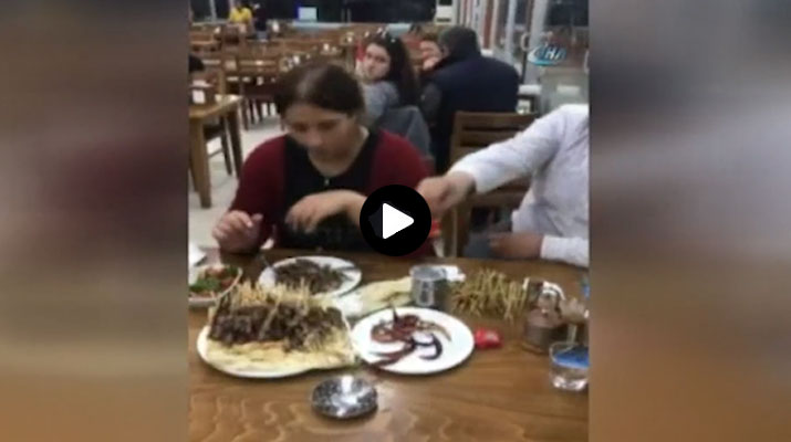 فيديو لامرأة تركية وهي تلتهم 151 عود من اللحم يشغل الشارع التركي .. ولن تصدق السبب !!