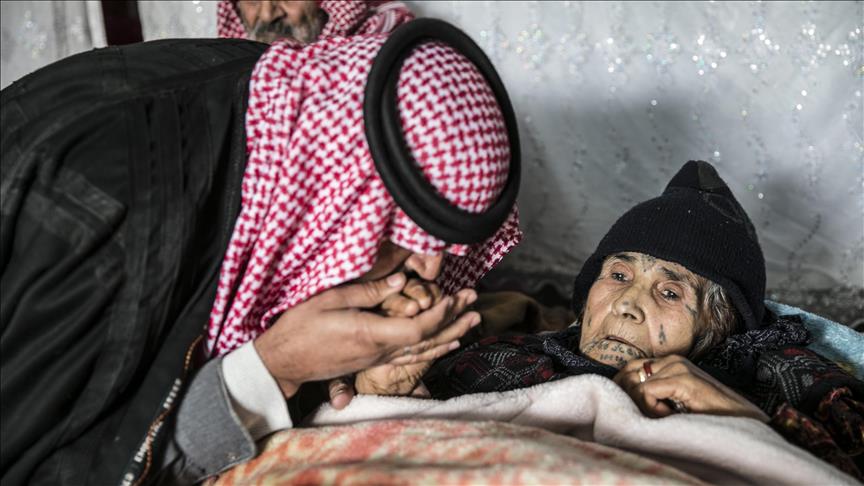 سوري يحمل أمه على ظهره 12 كلم هربًا من “ب ي د”