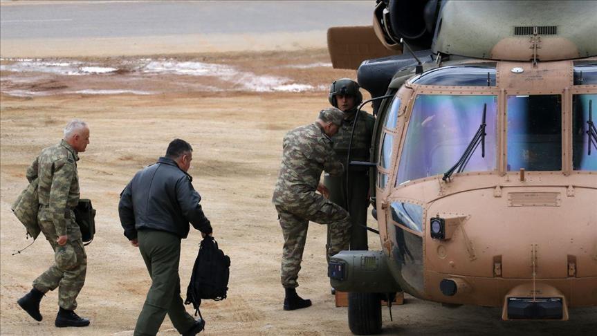 قائد عسكري تركي يتفقد وحدات الجيش على الحدود مع سوريا
