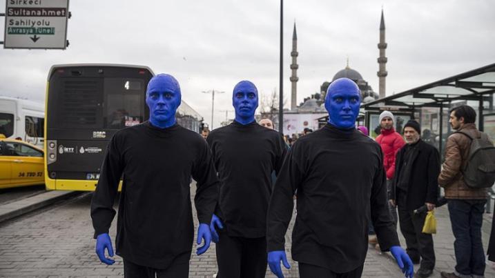 مجموعة “بلومان” الفنية تقدم استعراضًا وسط إسطنبول
