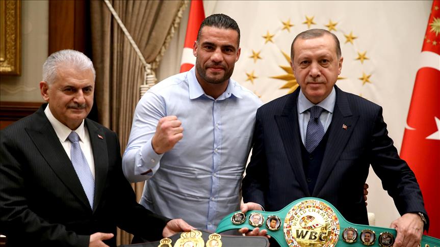 أردوغان يستقبل بطل العالم في الملاكمة السوري الأصل “شار” .. وهذا ما أهداه للرئيس