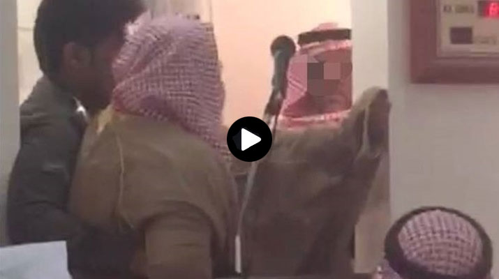 إنزال خطيب مسجد مسن من على المنبر في السعودية يشعل الغضب !!