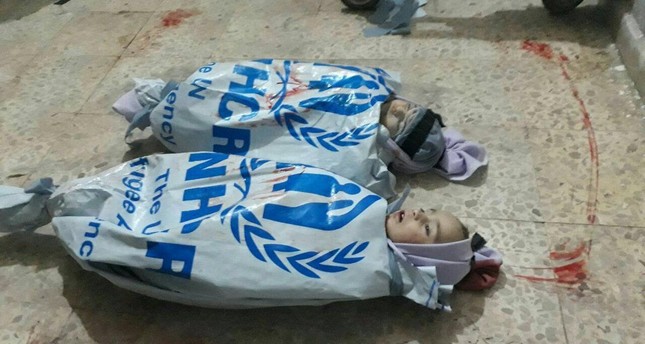 صور صادمة لأطفال الغوطة مكفنين بأكياس المساعدات الأممية