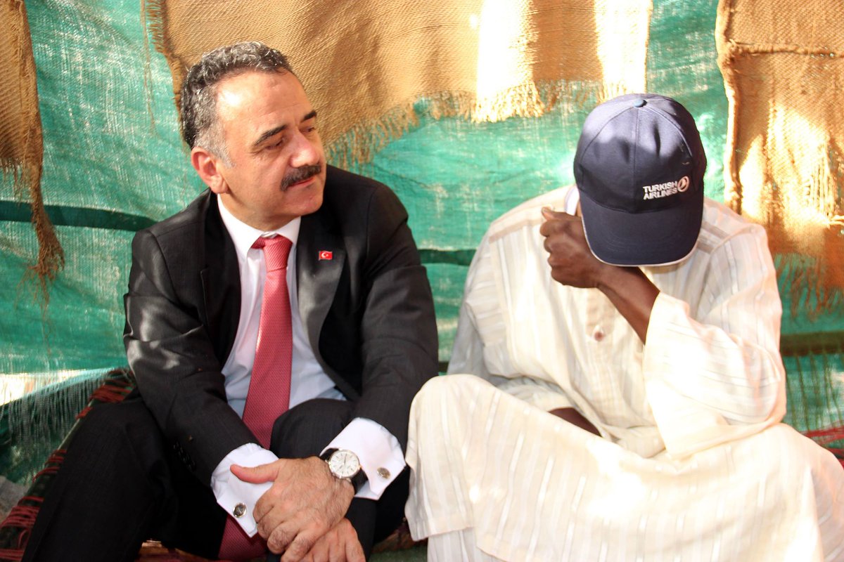 شاهد بالصور.. السفير التركي في الخرطوم يفاجئ مواطن سوداني بزيارة خاصة