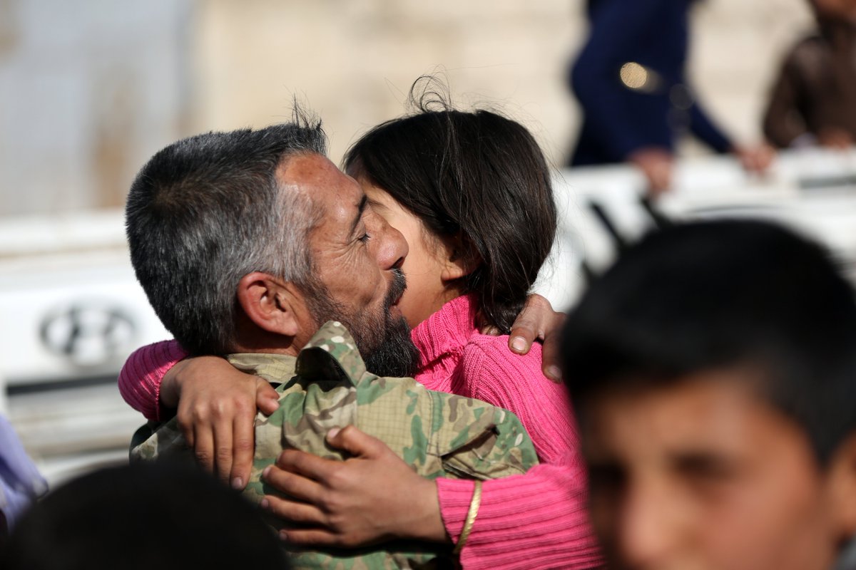 صور تنشر لأول مرة تظهر مقاتلون من الجيش السوري الحر وهم يلتقون بعائلاتهم بعد تحرير قريتهم ضمن عملية غصن الزيتون