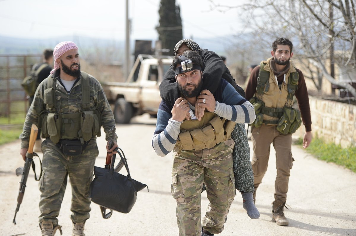 شاهد بالصور: عناصر من الجيش السوري الحر يقدمون المساعدات والخدمات الإنسانية لسكان قرى مجاورة لعفرين