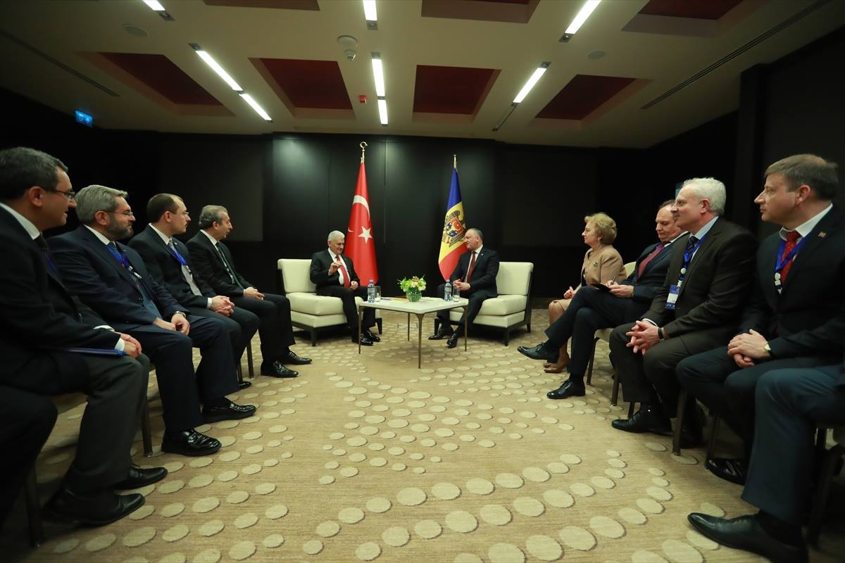 رئيس الوزراء التركي يلتقي رئيس مولدوفا في أذربيجان
