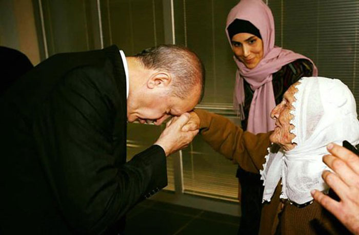 شاهد بالصور: مسنة تركية “105 عام” تحقق حلمها بلقاء أردوغان