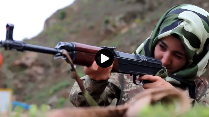 جندية تركية لم يمنعها الحجاب من القتال على جبهات عفرين (فيديو)