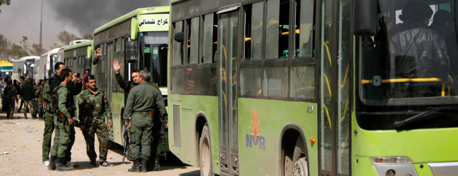 بالفيديو.. هكذا رد أهالي درعا على إرسال نظام الأسد الباصات الخضراء