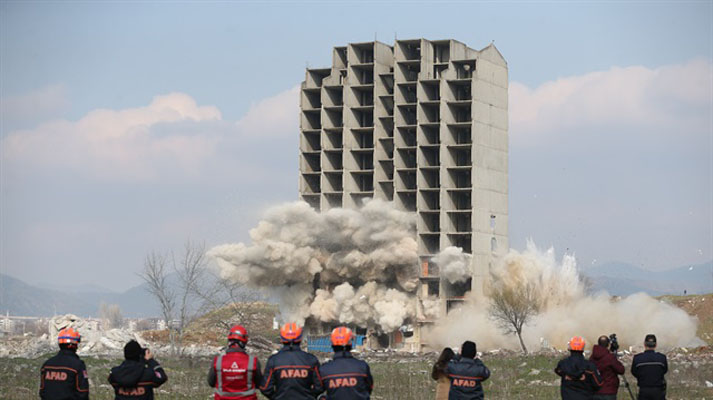 مبنى من 13 طابقاً في تركيا يصمد أمام تفجيرين بالديناميت
