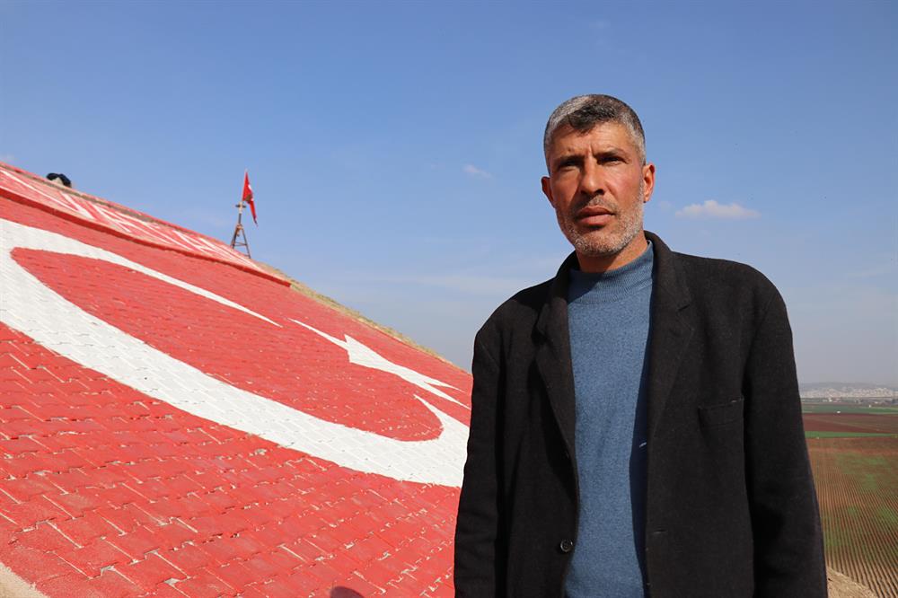 راعي ماشية تركي يرسم العلم التركي بالحجارة دعماً لعملية #غصن_الزيتون