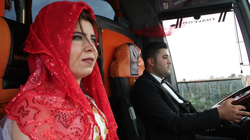 عريس تركي يزف عروسته في حافلة سياحية